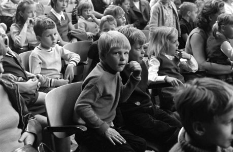 Eerste voorstelling van de Fabeltjeskrant op het toneel (met poppen) in het Casi, Bestanddeelnr 922-2875