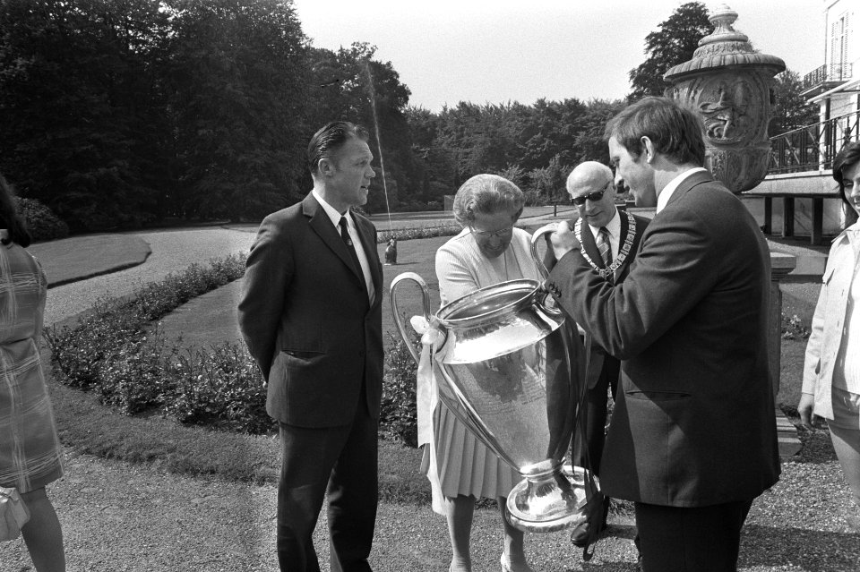 Een van de Ajax-spelers toont de beker aan de koningin, v.l.n.r. trainer Michels, Bestanddeelnr 924-6143