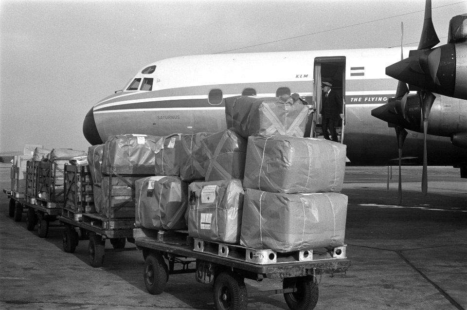 Eerste vliegtuig met medikamenten voor Perzie van Schipho vertrokken, laden van , Bestanddeelnr 914-2686