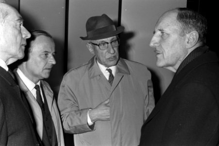 Eerste vlucht KLM naar Hongkong, v.l.n.r. Van Roijen (oud ambassadeur), De Jong , Bestanddeelnr 925-3254