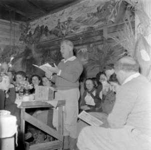Een van de oudste leden van de kibboets leest voor bij de viering van sederavond, Bestanddeelnr 255-0663