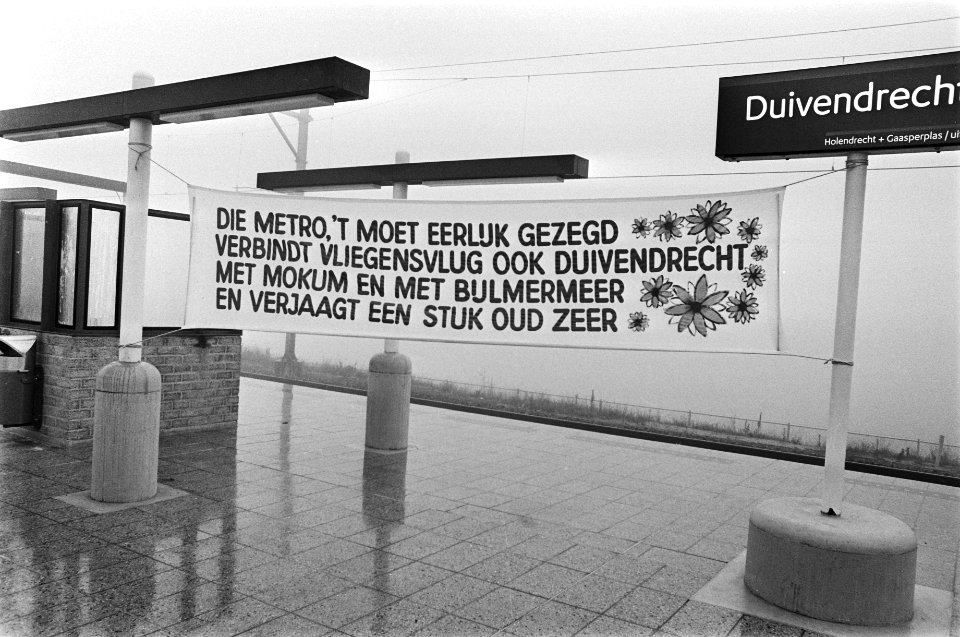 Eerste werkdag in Amsterdamse metro een spandoek op station Duivendrecht, Bestanddeelnr 929-3943