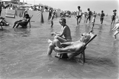 Eerste weekend met zomerweer met ligstoel in water, Bestanddeelnr 933-0261