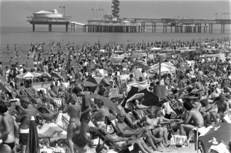 Eerste weekend met zomerweer grote drukte op strand Scheveningen, Bestanddeelnr 933-0259
