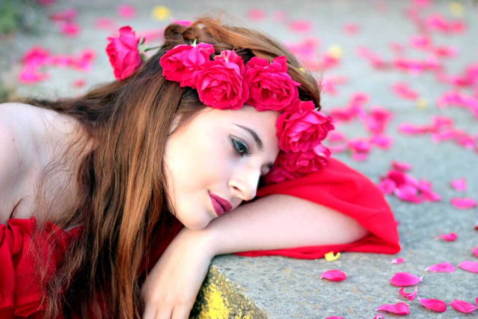 Red roses petals