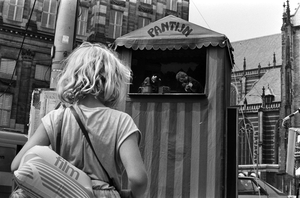 Eerste touristtram op de Dam in Amsterdam poppenkast op Amsterdamse Dam, Bestanddeelnr 933-7129