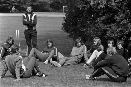 Eerste training Ajax manager Hans Kraay spreekt met v.l.n.r. Arno Steffenhagen,, Bestanddeelnr 927-3422