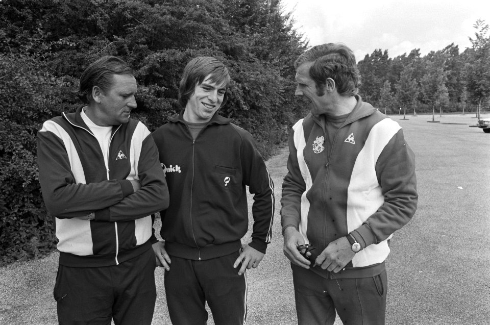 Eerste training Ajax trainer Bobby Haarms, Johny Dusbaba (nieuwe aankoop) en ma, Bestanddeelnr 927-3421