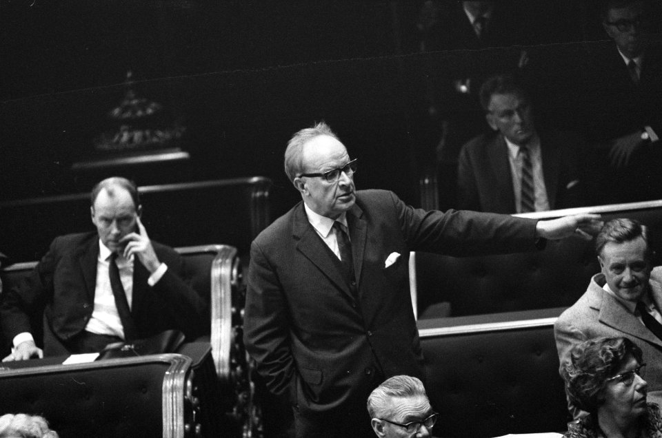 Een van de parlementsleden aan het woord, Bestanddeelnr 919-6419
