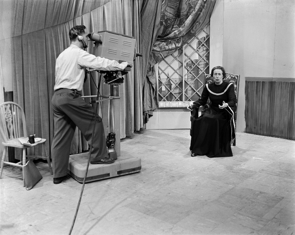 Eerste VARA televisie-uitzending. Nel Oostkant declameert, Bestanddeelnr 904-7993