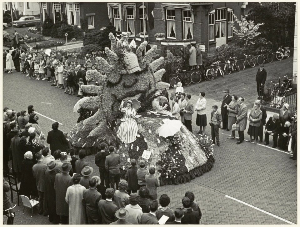 Een van de praalwagens tijdens het bloemencorso. NL-HlmNHA 54011070