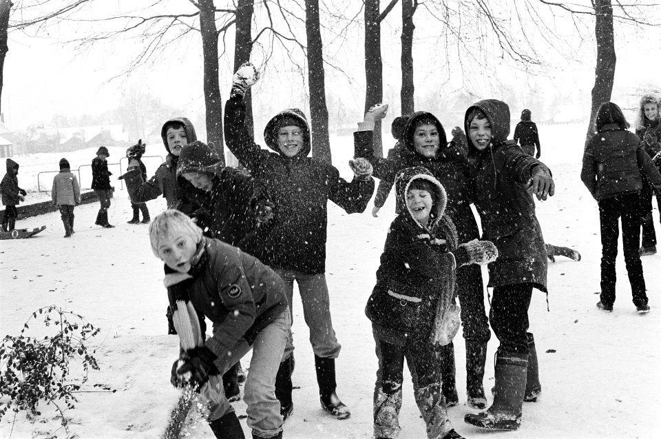 Eerste sneeuw (nabij Apeldoorn) kinderen spelen in de sneeuw, Bestanddeelnr 930-5998