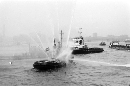 Eerste varende sleepboot met een spuitende blusboot van de Rotterdamse havendien, Bestanddeelnr 930-4910