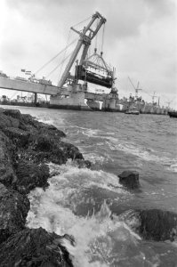 Eerste schuif in stormvloedkering Oosterschelde aangebracht een drijvende bok ti, Bestanddeelnr 933-0594