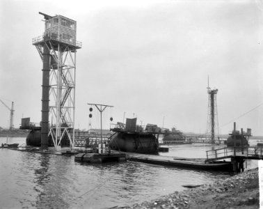 Eerste tunnelelement van de Coentunnel, het bouwdok verlaten, Bestanddeelnr 917-5424