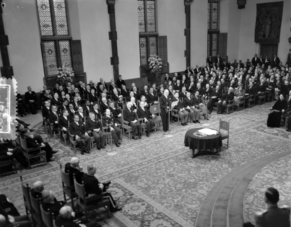 Een van de ministers houdt een toespraak, Bestanddeelnr 906-8927