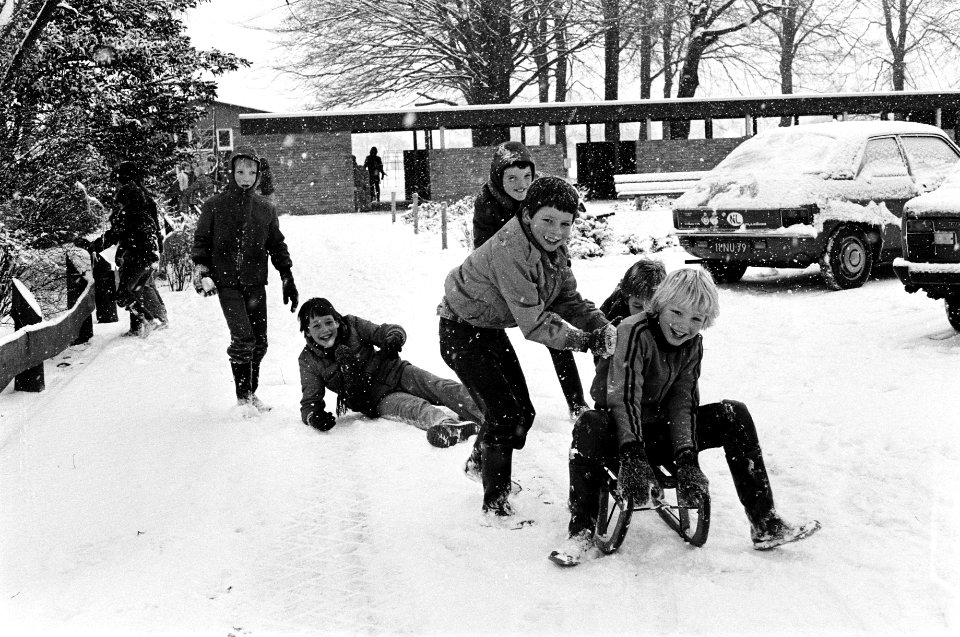 Eerste sneeuw (nabij Apeldoorn) kinderen spelen in de sneeuw, Bestanddeelnr 930-5997