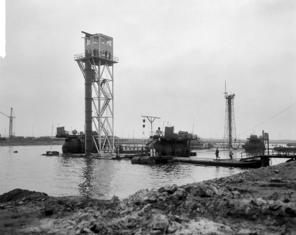 Eerste tunnelelement van de Coentunnel, het bouwdok verlaten, Bestanddeelnr 917-5425