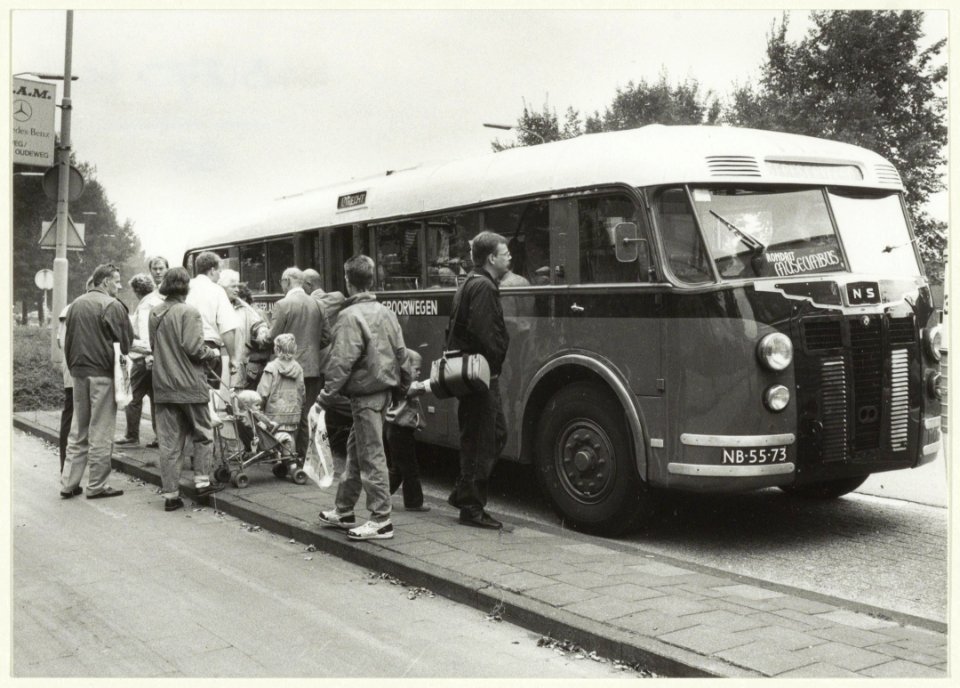 Een van de museumbussen van de NS die pendelden tussen het Houtplein en de Hoofdwerkplaats op de open dag t.g.v. van 150-jarig bestaan. NL-HlmNHA 54031688