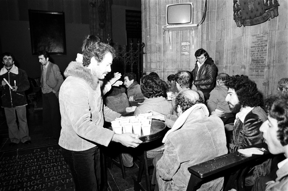 Een van bezetters deelt koffie uit, Bestanddeelnr 930-2201