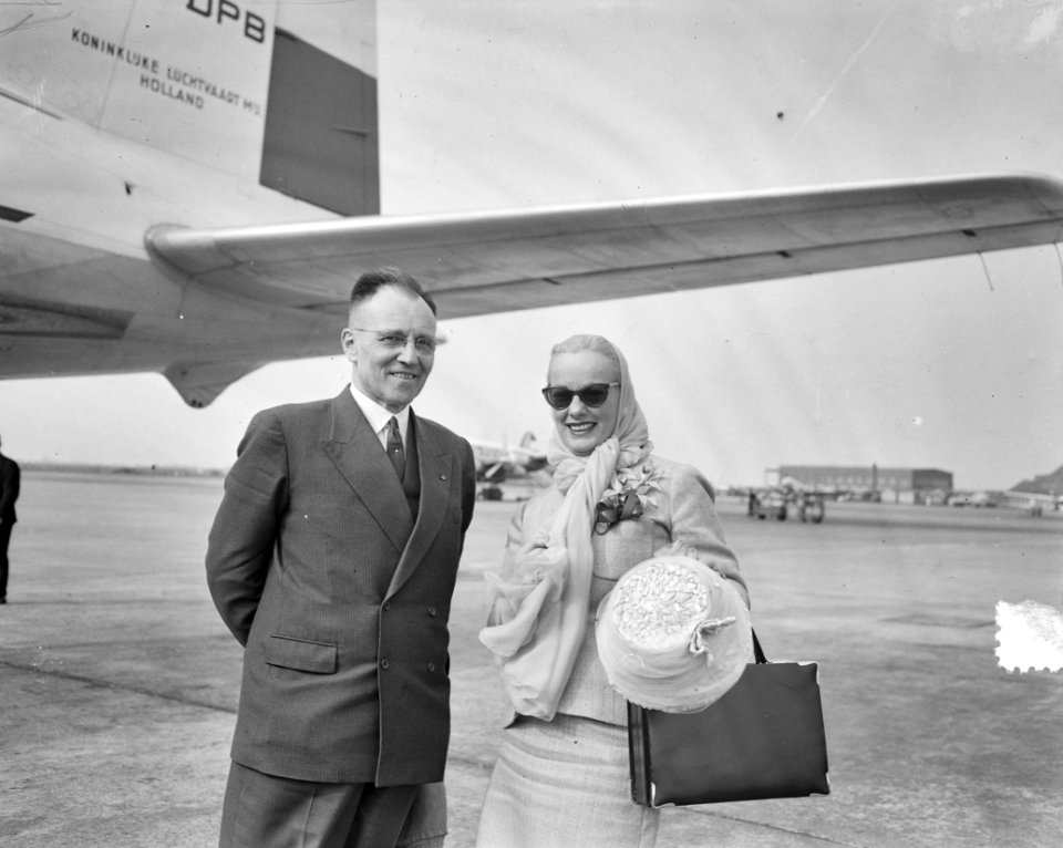 Eerste vlucht naar Ankara. Mr. Van der Dussen en Faye Emerson televisiester, Bestanddeelnr 907-7197