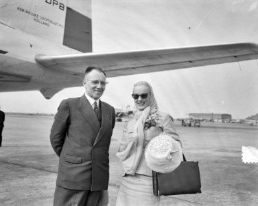 Eerste vlucht naar Ankara. Mr. Van der Dussen en Faye Emerson televisiester, Bestanddeelnr 907-7197