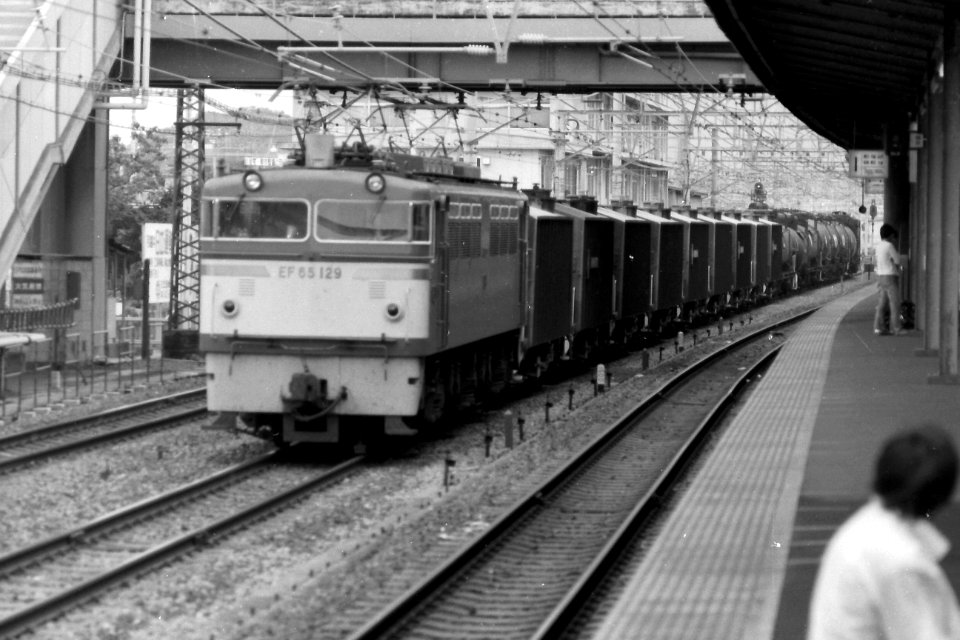 EF65 129 passing Ofuna 19840610