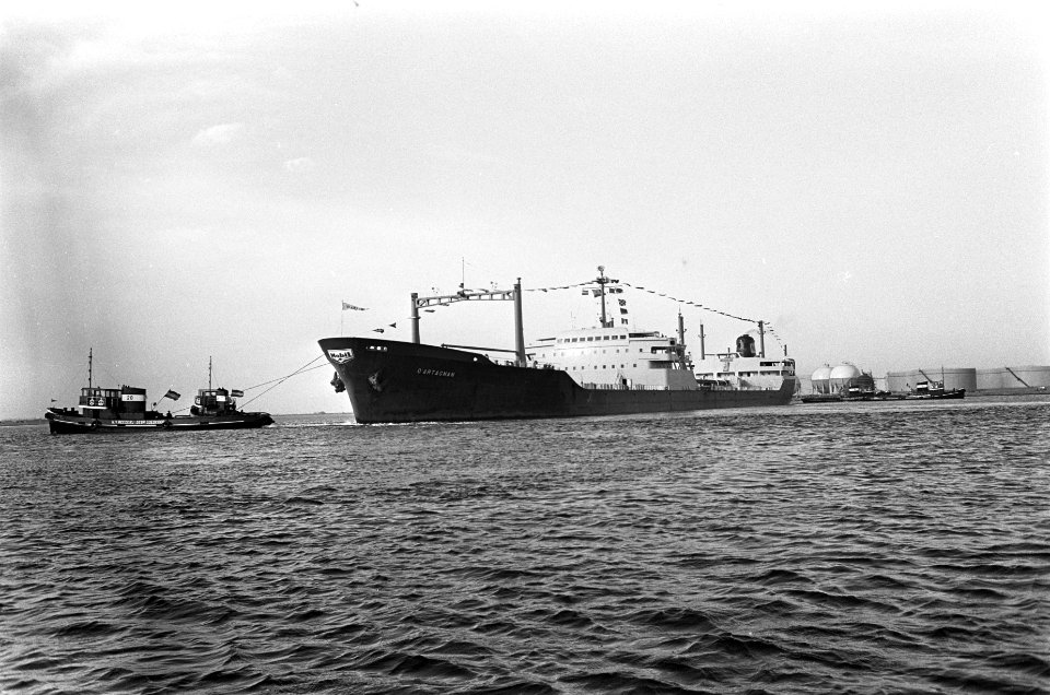 Eerste tanker voor Mobil raffinaderij de dArtagnan uit Le Havre tijdens afmeren, Bestanddeelnr 921-1954