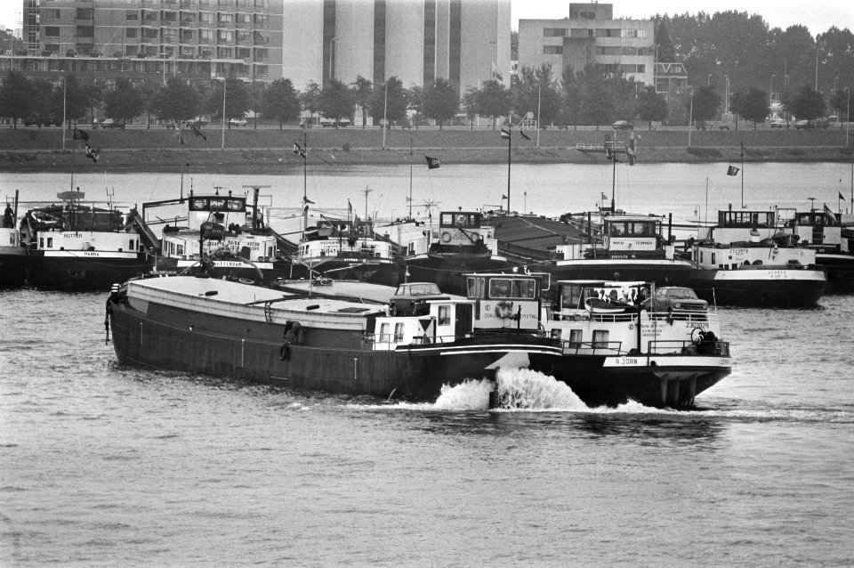 Een van de blokkades in de Rotterdamse haven wordt dicht gevaren, Bestanddeelnr 931-6193