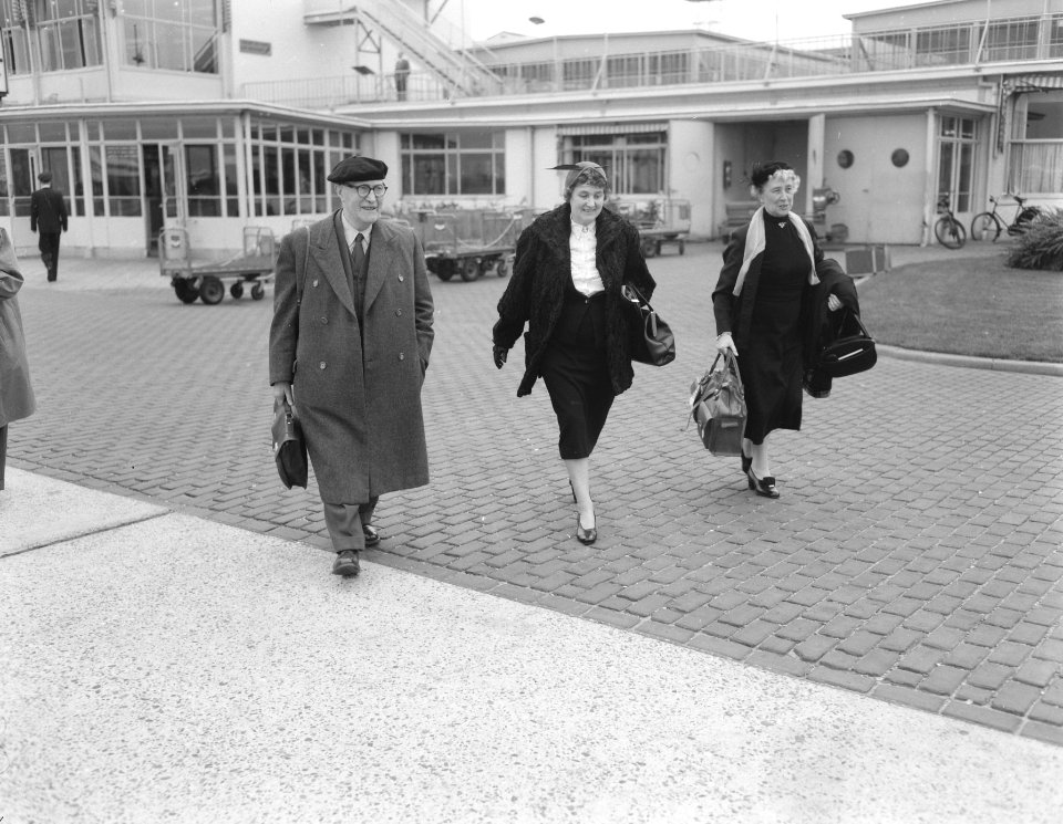 Eerste touristen 16 dagen naar Rusland per vliegtuig o.a. oud-notaris G. van Mee, Bestanddeelnr 907-3574
