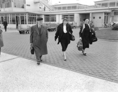 Eerste touristen 16 dagen naar Rusland per vliegtuig o.a. oud-notaris G. van Mee, Bestanddeelnr 907-3574
