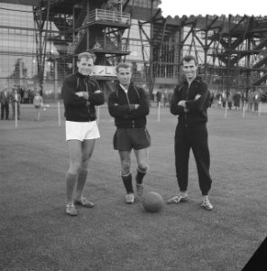 Eerste training van Feyenoord Gerard 'Pummie' Bergholtz, Frans Bouwmeester en C, Bestanddeelnr 912-8202