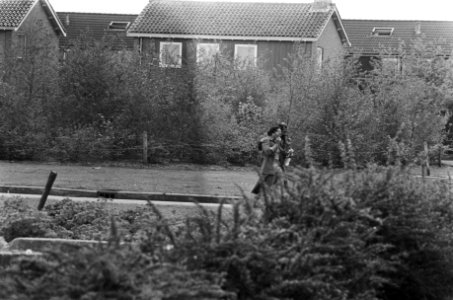 Eerste dag gijzeling school Bovensmilde Zuidmolukse vrouw spreekt per megafoon , Bestanddeelnr 929-1914