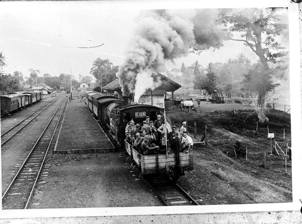 Eerste trein onder Nederlandse controle in Nederlands-Indië. Station Tangerang, Bestanddeelnr 901-8377