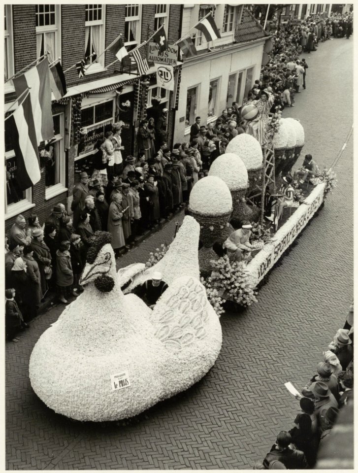 Een van de praalwagens tijdens het bloemencorso in Lisse. NL-HlmNHA 54011027