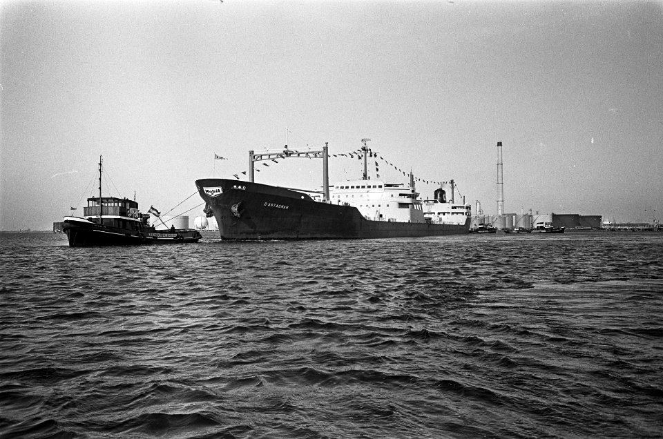 Eerste tanker voor Mobil raffinaderij de dArtagnan uit Le Havre tijdens afmeren, Bestanddeelnr 921-1955