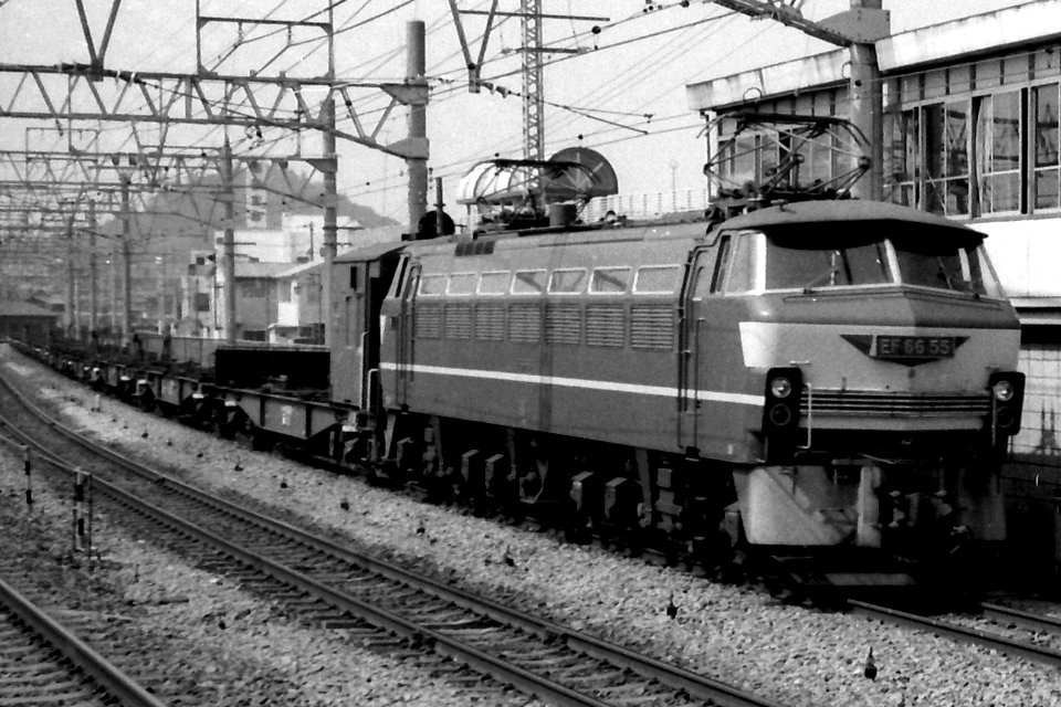 EF66 55 hauling freight train