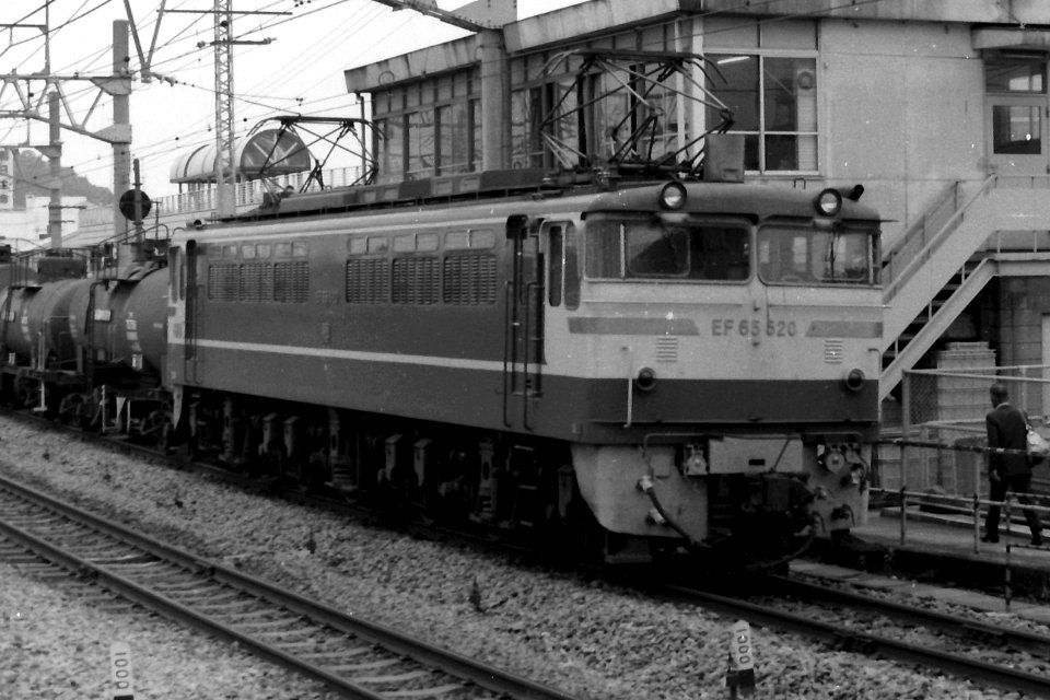 EF65 520 passing Ofuna 19840610