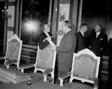 Eerste zitting nieuw kabinet. Minister-president Drees in gesprek met mej. M. Kl, Bestanddeelnr 908-0619