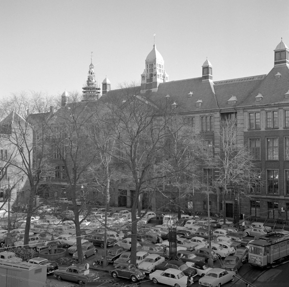 Effectenbeurs met Beursplein vol geparkeerde auto's, Bestanddeelnr 254-5151