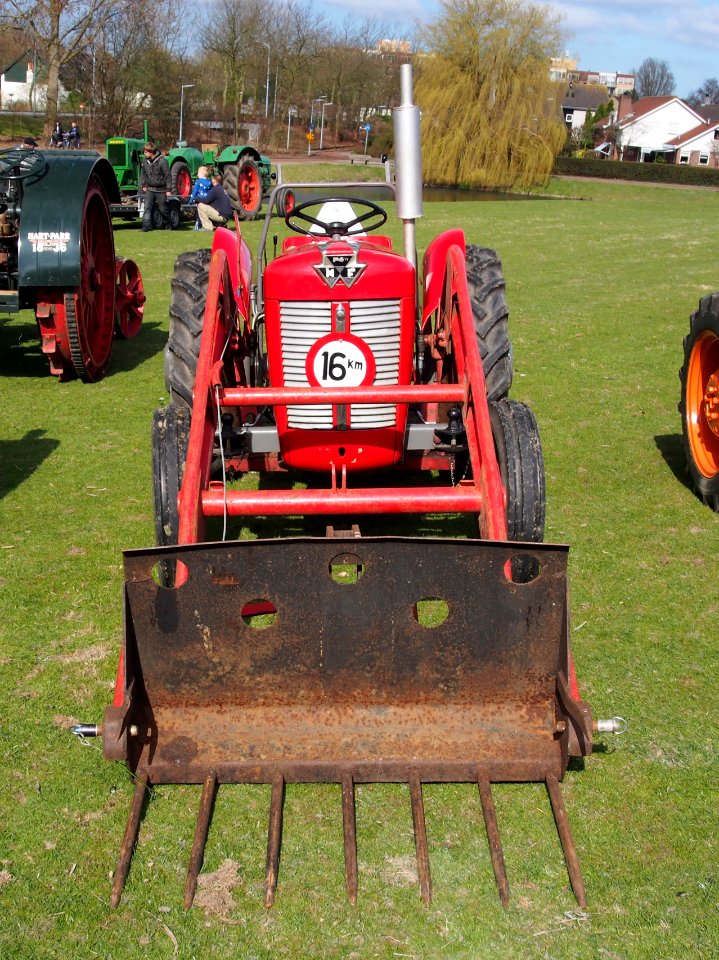 Eersteling Ambachten dag 2013, red Massey Ferguson tractor pic2