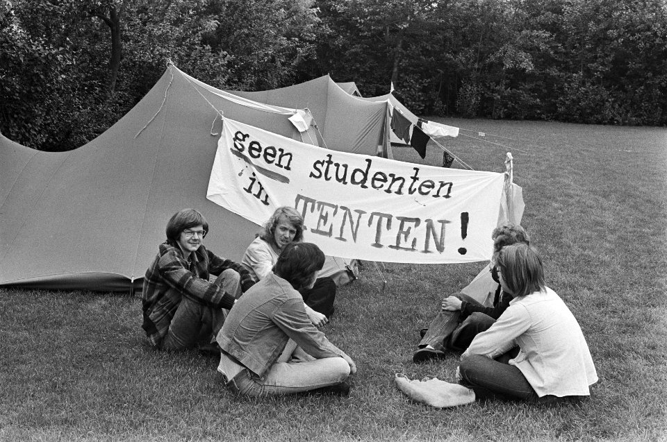 Eerstejaars studenten Landbouwhogeschool Wageningen in tenten omdat zij geen ond, Bestanddeelnr 929-3093