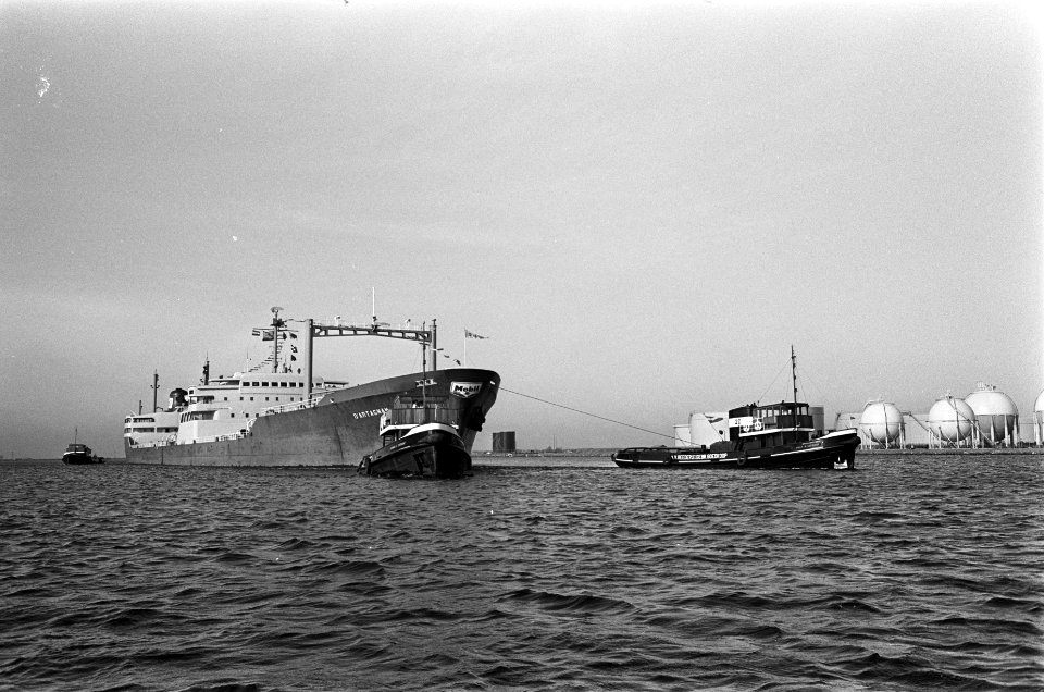 Eerste tanker voor Mobil raffinaderij de dArtagnan uit Le Havre tijdens afmeren, Bestanddeelnr 921-1953