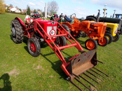Eersteling Ambachten dag 2013, red Massey Ferguson tractor