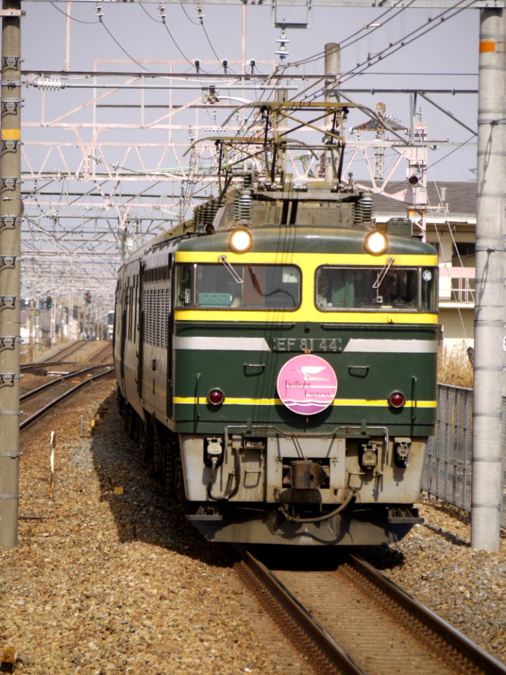 EF81 44 passing Nagaokakyo