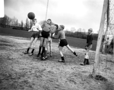 Eerste ronde schoolvoetbaltoernooi in Amsterdam, spelmoment Frederikschool tegen, Bestanddeelnr 919-0050