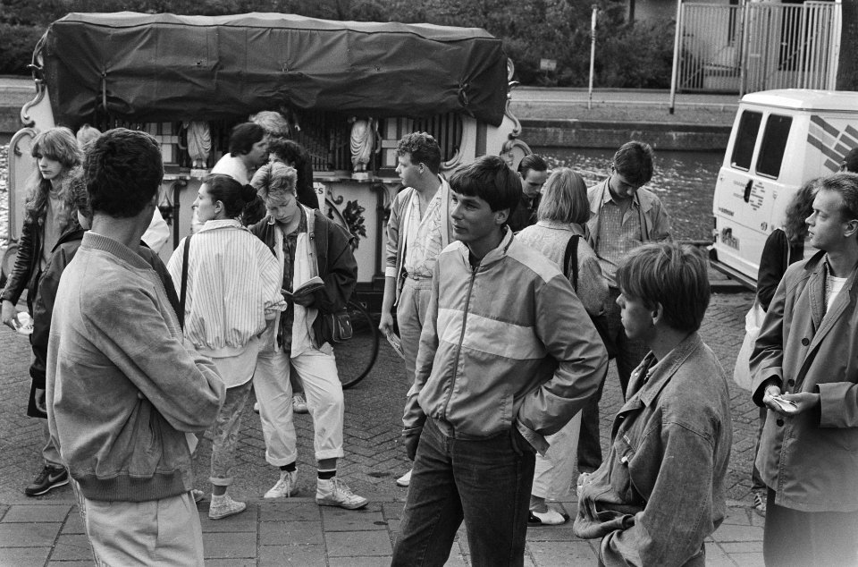 Eerstejaarsstudenten van VvA schrijven zich in voor Intreeweek in Amsterdam, Bestanddeelnr 933-7316