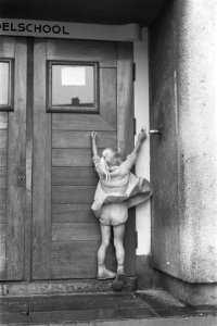 Eerste schooldag. Meisje bij bel, Bestanddeelnr 912-8543