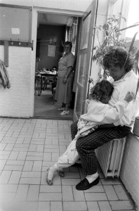 Eerste schooldag basisschool in Amsterdam meisje houdt vader vast terwijl juf b, Bestanddeelnr 933-7258