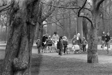 Eerste zonnetje in Vondelpark, Amsterdam moeders met kinderwagens, Bestanddeelnr 924-2750